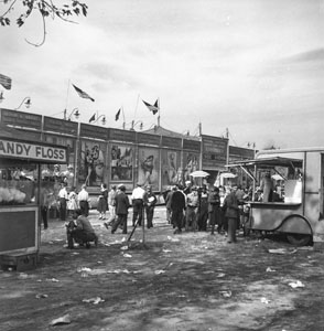 Side-show scenic at circus Ringlin-Bros Barnun-Bailey