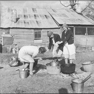 Ruth, Aunt Minnie - Aunt Mai cooking lard - Thanksgiving day